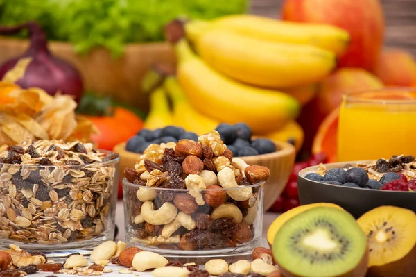 Grup Meyveli Karışık Sebzeler, salata kasesi, fındık kasesi, çilek, muz ve ananas, portakal suyu, C vitamini..