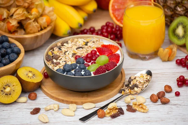 Grup Meyveli Karışık Sebzeler, salata kasesi, fındık kasesi, çilek, muz ve ananas, portakal suyu, C vitamini..