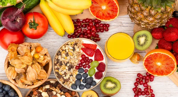 Grup Meyveli Karışık Sebzeler, salata kasesi, fındık kasesi, çilek, muz ve ananas, portakal suyu, C vitamini..