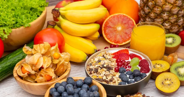 Grup Meyveli Karışık Sebzeler, salata kasesi, fındık kasesi, çilek, muz ve ananas, portakal suyu, C vitamini..