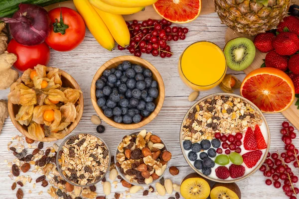 Grup Meyveli Karışık Sebzeler, salata kasesi, fındık kasesi, çilek, muz ve ananas, portakal suyu, C vitamini..