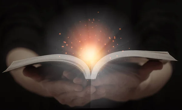 Mit Einem Buch Beten Und Gott Anbeten Mit Den Händen — Stockfoto