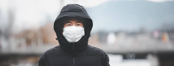 Het Gezicht Van Een Jonge Aziatische Man Met Een Masker — Stockfoto