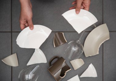 Kırık tabak ya da kırık su bardağı ve mutfak odasında yerde tabaklar. Mutfaktaki kaza kavramı, evin içindeki beden ve çocuklar için tehlikelidir..