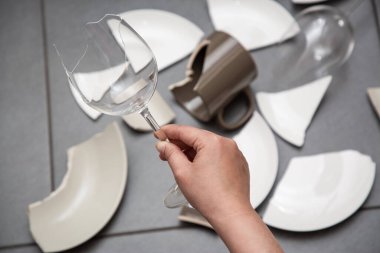 Kırık tabak ya da kırık su bardağı ve mutfak odasında yerde tabaklar. Mutfaktaki kaza kavramı, evin içindeki beden ve çocuklar için tehlikelidir..