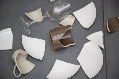 Kırık tabak ya da kırık su bardağı ve mutfak odasında yerde tabaklar. Mutfaktaki kaza kavramı, evin içindeki beden ve çocuklar için tehlikelidir..