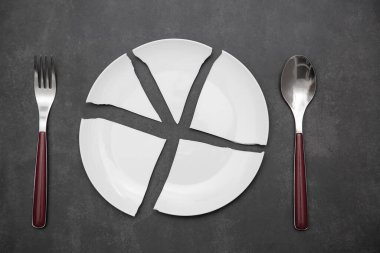 Kırık tabaklar ya da kırık su bardakları ve mutfaktaki kazaların siyah arka plan konseptine dayanan tabaklar evin içindeki beden ve çocuklar için tehlikelidir..