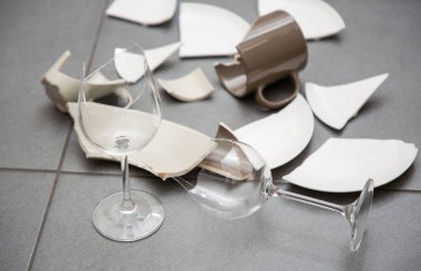 Kırık tabak ya da kırık su bardağı ve mutfak odasında yerde tabaklar. Mutfaktaki kaza kavramı, evin içindeki beden ve çocuklar için tehlikelidir..