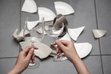 Kırık tabak ya da kırık su bardağı ve mutfak odasında yerde tabaklar. Mutfaktaki kaza kavramı, evin içindeki beden ve çocuklar için tehlikelidir..