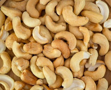 Cevizli ya da fındıklı cevizli protein grubu ve siyah arka planda tahta bir tabakta sağlıklı besinler..