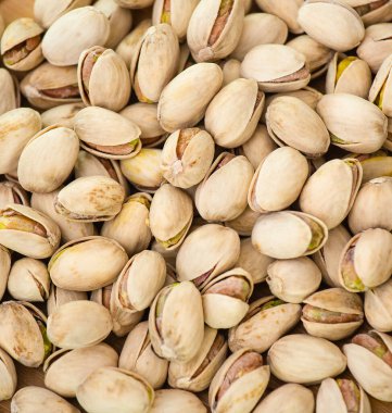 Fıstık ezmesi, ahşap tabağa tuz karıştırılmış Protein yiyeceği ve siyah arka planda diyet yemeği..