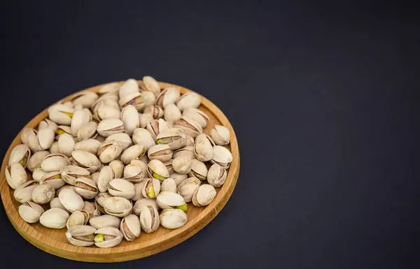 Pistachios Nut Ανάμεικτο Αλάτι Ένα Ξύλινο Πιάτο Είναι Πρωτεΐνη Τροφίμων — Φωτογραφία Αρχείου