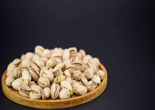 Pistachios Nut Ανάμεικτο Αλάτι Ένα Ξύλινο Πιάτο Είναι Πρωτεΐνη Τροφίμων — Φωτογραφία Αρχείου
