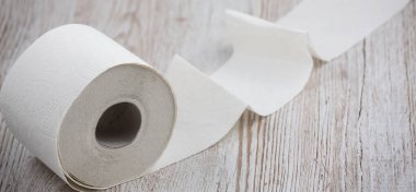 Banyo ya da mutfaklarda kullanılmak üzere büyük beyaz bir tuvalet kağıdı rulosu. Banyo arka planındaki kirleri temizlemek için kullanılır..