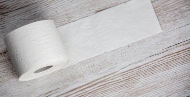 Banyo ya da mutfaklarda kullanılmak üzere büyük beyaz bir tuvalet kağıdı rulosu. Banyo arka planındaki kirleri temizlemek için kullanılır..