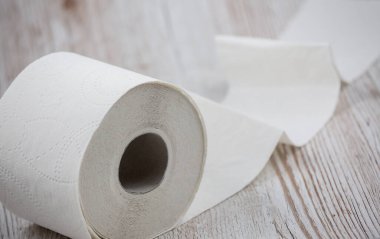 Banyo ya da mutfaklarda kullanılmak üzere büyük beyaz bir tuvalet kağıdı rulosu. Banyo arka planındaki kirleri temizlemek için kullanılır..
