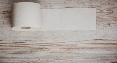 Banyo ya da mutfaklarda kullanılmak üzere büyük beyaz bir tuvalet kağıdı rulosu. Banyo arka planındaki kirleri temizlemek için kullanılır..