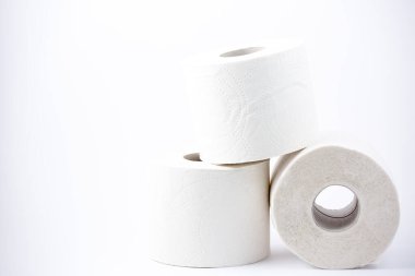 Banyolarda ya da mutfaklarda kullanılmak üzere beyaz arka plandaki kirleri temizlemek için kullanılan büyük beyaz bir tuvalet kağıdı rulosu.