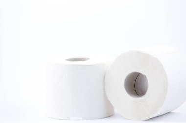 Banyolarda ya da mutfaklarda kullanılmak üzere beyaz arka plandaki kirleri temizlemek için kullanılan büyük beyaz bir tuvalet kağıdı rulosu.