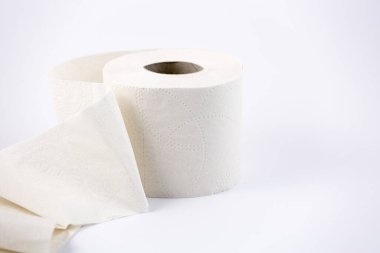 Banyolarda ya da mutfaklarda kullanılmak üzere beyaz arka plandaki kirleri temizlemek için kullanılan büyük beyaz bir tuvalet kağıdı rulosu.