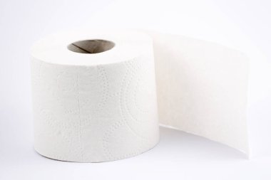 Banyolarda ya da mutfaklarda kullanılmak üzere beyaz arka plandaki kirleri temizlemek için kullanılan büyük beyaz bir tuvalet kağıdı rulosu.