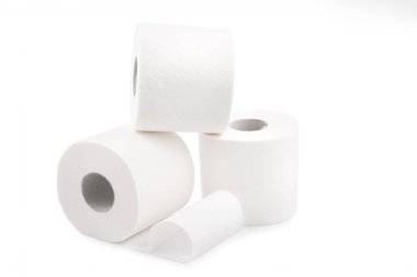 Tuvalet kağıdı rulosu, tuvalet odasında kullanılacak mendil, beyaz arka plandaki kiri temizlemek için kullanılır..