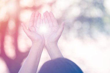 Tanrı 'ya dua eden ve ibadet eden kadınlar dini inançlarda el ele tutuşup Hıristiyanlara ibadet ediyorlar. Kilisede ya da genel mekanlarda klasik renk tonlarında ya da uzay kopyaları yapıyorlar..