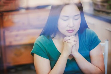 Tanrı 'ya dua eden ve ibadet eden kadınlar dini inançlarda el ele tutuşup Hıristiyanlara ibadet ediyorlar. Kilisede ya da genel mekanlarda klasik renk tonlarında ya da uzay kopyaları yapıyorlar..