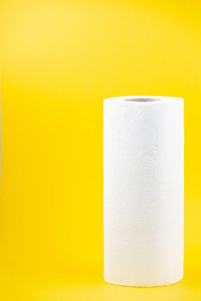 浴室や台所で使用するための大きな白いトイレ紙ロール 黄色の背景に浴室の汚れをきれいにするために使用されます — ストック写真