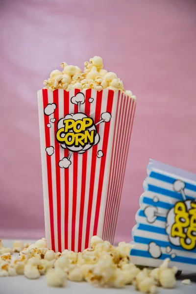 Máslo Film Popcorn Popcorn Pohár Bílém Pozadí — Stock fotografie