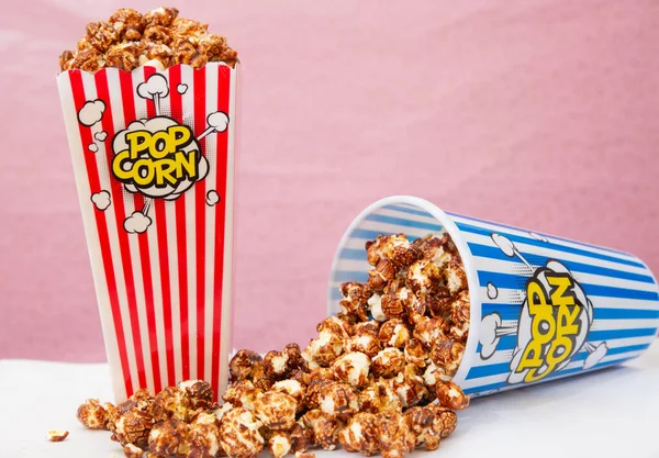 Mantequilla Película Palomitas Maíz Una Taza Palomitas Maíz Sobre Fondo —  Fotos de Stock