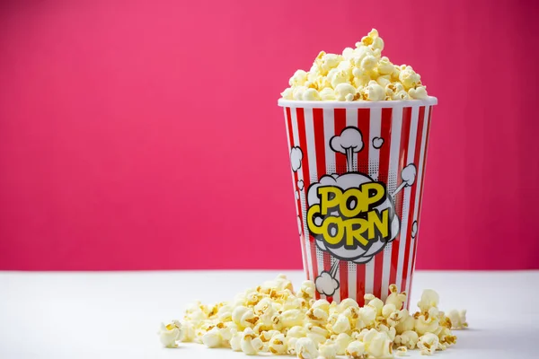 Pečené Máslo Popcorn Červeně Pruhovaného Papírového Kelímku Pražené Máslo Kukuřičná — Stock fotografie