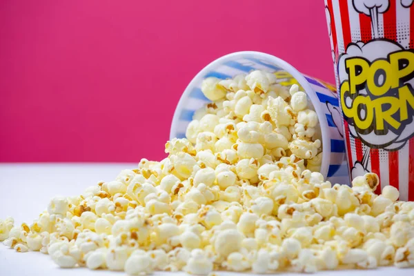 Pečené Máslo Popcorn Červenomodrého Pruhovaného Papírového Kelímku Pražené Máslo Kukuřičná — Stock fotografie