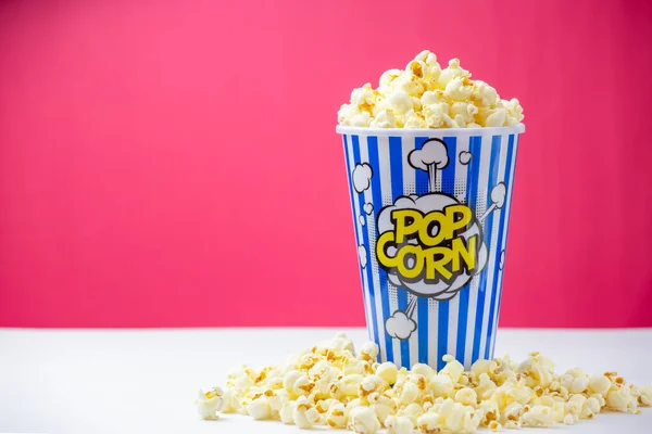 Pečené Máslo Popcorn Modrého Pruhovaného Papírového Kelímku Pražené Kukuřičné Máslo — Stock fotografie