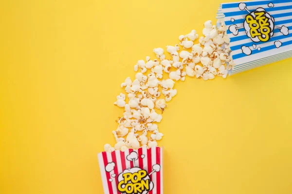 Smör Popcorn Röd Popcorn Kopp Rostad Butter Corn Kernels Blandat — Stockfoto