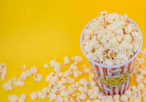 Máslový Popcorn Červeném Popcornu Pohár Pražené Máslo Kukuřice Jádra Smíšené — Stock fotografie