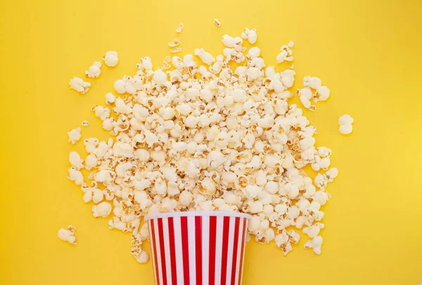 Máslový Popcorn Červeném Popcornu Pohár Pražené Máslo Kukuřice Jádra Smíšené — Stock fotografie