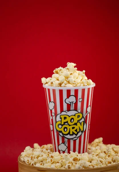 Máslový Popcorn Červeném Popcornu Pohár Pražené Máslo Kukuřice Jádra Smíšené — Stock fotografie