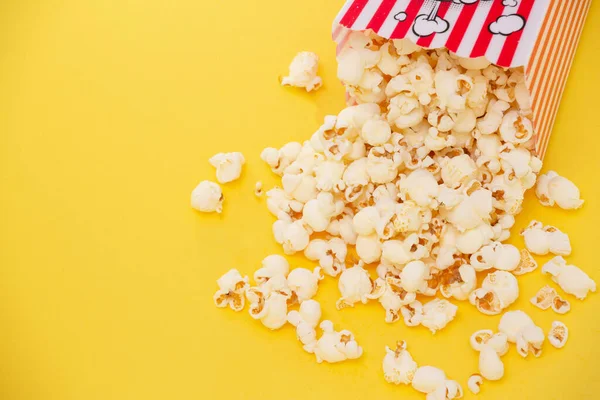 Máslový Popcorn Červeném Popcornu Pohár Pražené Máslo Kukuřice Jádra Smíšené — Stock fotografie