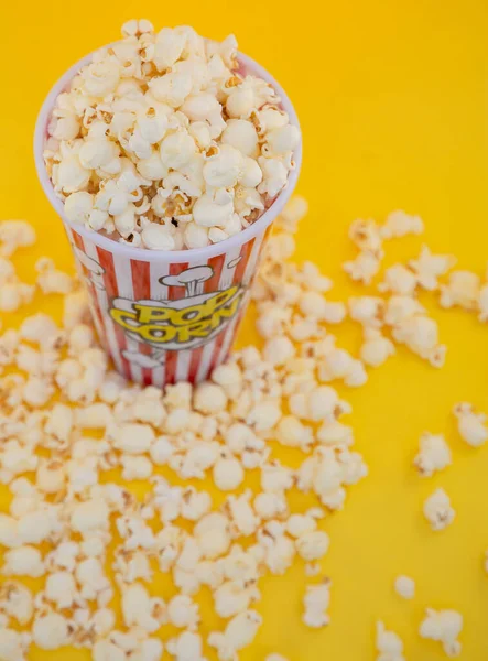 Máslový Popcorn Červeném Popcornu Pohár Pražené Máslo Kukuřice Jádra Smíšené — Stock fotografie