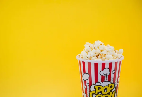 Máslový Popcorn Červeném Popcornu Pohár Pražené Máslo Kukuřice Jádra Smíšené — Stock fotografie