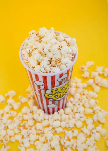 Máslový Popcorn Červeném Popcornu Pohár Pražené Máslo Kukuřice Jádra Smíšené — Stock fotografie