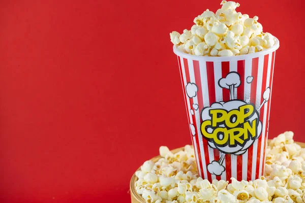 Máslový Popcorn Červeném Popcornu Pohár Pražené Máslo Kukuřice Jádra Smíšené — Stock fotografie