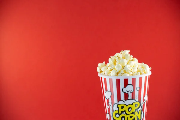 Palomitas Mantequilla Una Taza Palomitas Maíz Rojo Granos Maíz Mantequilla —  Fotos de Stock