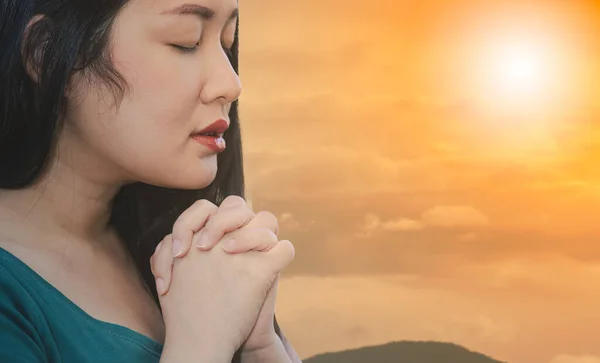 Mulher Orando Adorando Deus Usando Mãos Para Orar Crenças Religiosas — Fotografia de Stock