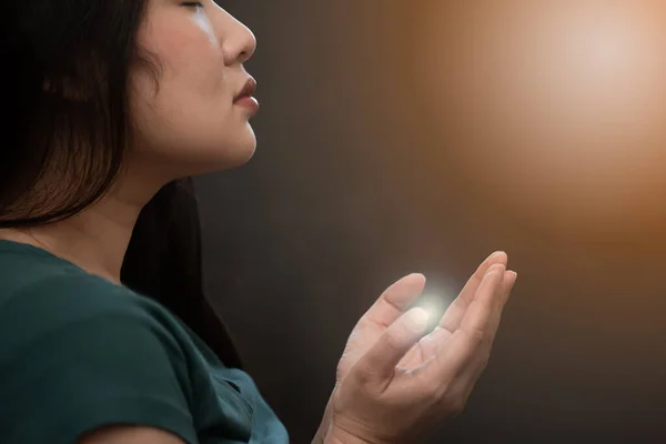 Mujer Orando Adorando Dios Usando Las Manos Para Orar Creencias — Foto de Stock