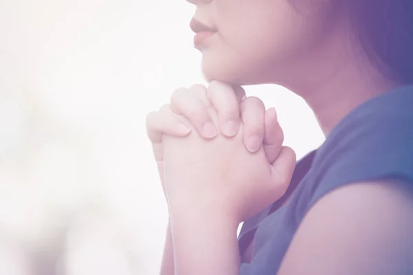 妇女向上帝祈祷和敬拜 在教堂或其他地方 用双手祈祷宗教信仰 用古老的色调或复制空间敬拜基督教 — 图库照片