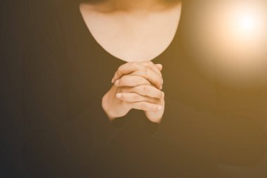 Tanrı 'ya dua eden ve ibadet eden kadınlar dini inançlarda el ele tutuşup Hıristiyanlara ibadet ediyorlar. Kilisede ya da genel mekanlarda klasik renk tonlarında ya da uzay kopyaları yapıyorlar..