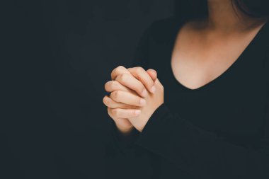 Tanrı 'ya dua eden ve ibadet eden kadınlar dini inançlarda el ele tutuşup Hıristiyanlara ibadet ediyorlar. Kilisede ya da genel mekanlarda klasik renk tonlarında ya da uzay kopyaları yapıyorlar..