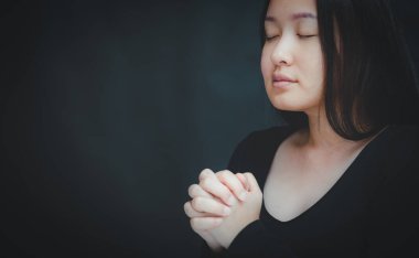 Tanrı 'ya dua eden ve ibadet eden kadınlar dini inançlarda el ele tutuşup Hıristiyanlara ibadet ediyorlar. Kilisede ya da genel mekanlarda klasik renk tonlarında ya da uzay kopyaları yapıyorlar..